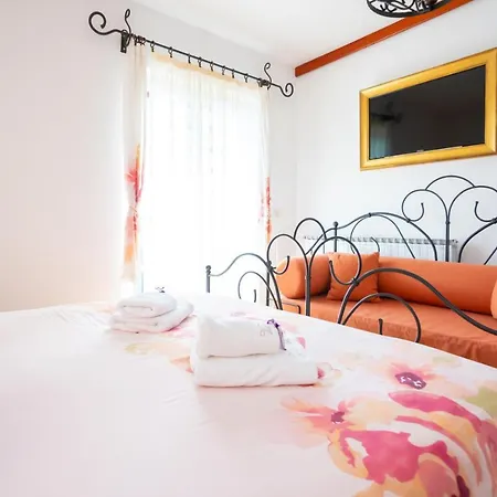 Maria Gazde/Camere de închiriat